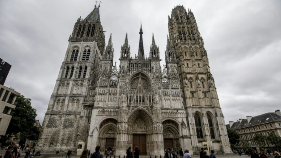 Feuer am Spitzturm der gotischen Kathedrale im franz&ouml;sischen Rouen 