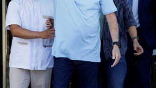Bolsonaro sale del hospital tres semanas después de ser operado del abdomen