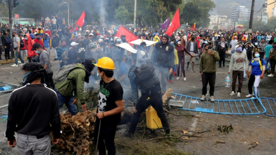Equateur: affrontements &agrave; Quito, l'arm&eacute;e s'inqui&egrave;te de la d&eacute;mocratie "en grave danger"