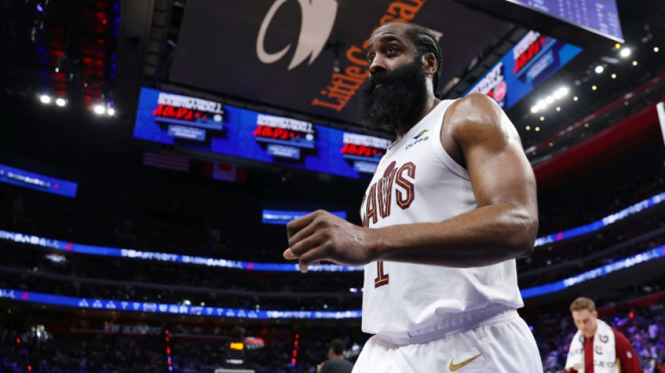 Astro da NBA James Harden &eacute; preso em Houston por porte ilegal de arma