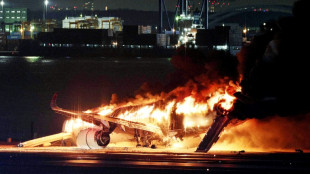 F&uuml;nf Tote bei spektakul&auml;rem Ungl&uuml;ck auf Tokioter Flughafen - Maschine brennt aus