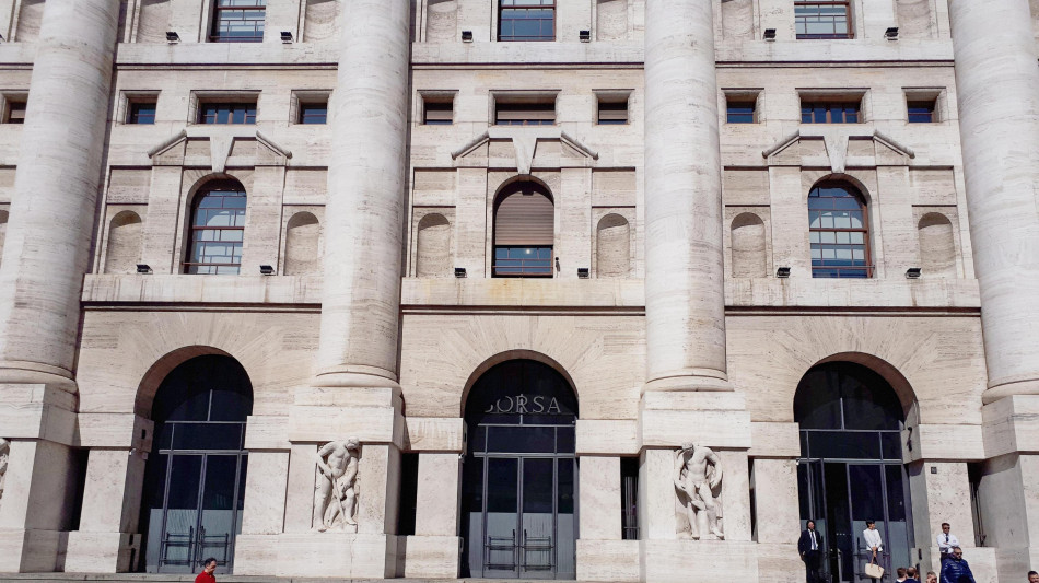 Borsa: Milano dimezza il calo (-0,35%), bene Stellantis, gi&ugrave; Stm