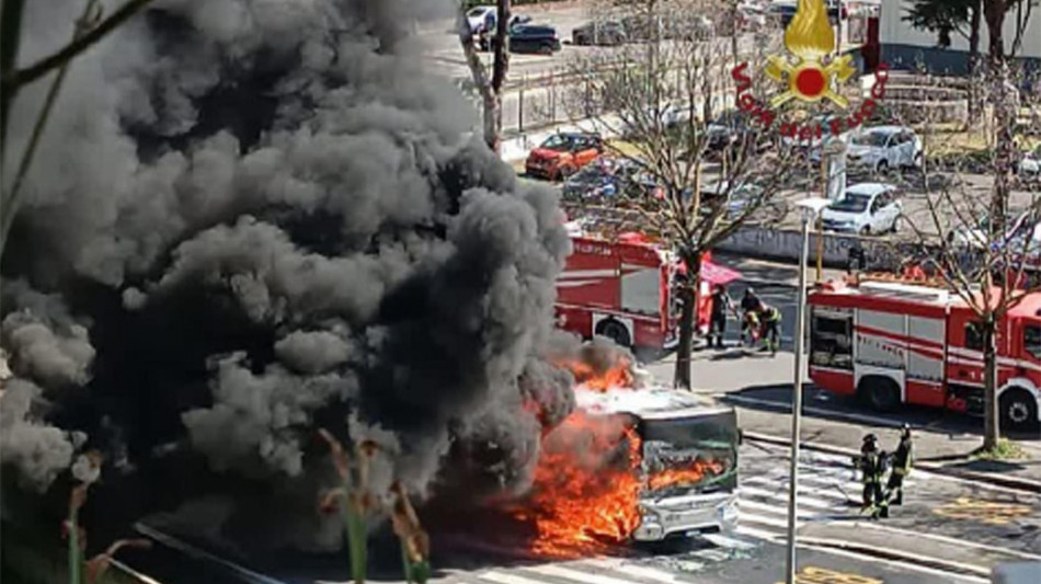 Bus in fiamme a Roma, coinvolto balcone di un palazzo