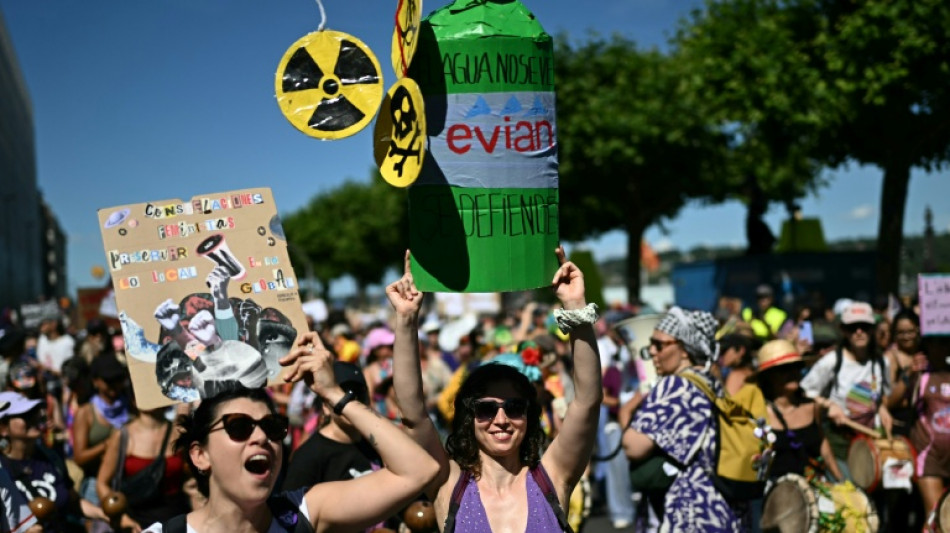 Una multitud protesta en Ginebra en la previa a la cumbre del G7 en Francia