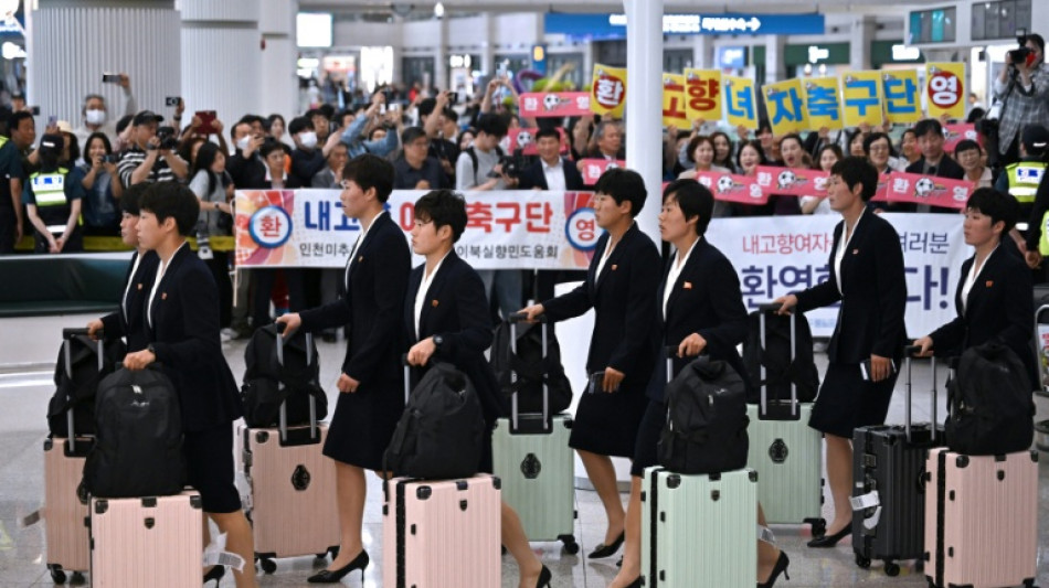 Equipo de f&uacute;tbol femenino norcoreano llega a Corea del Sur