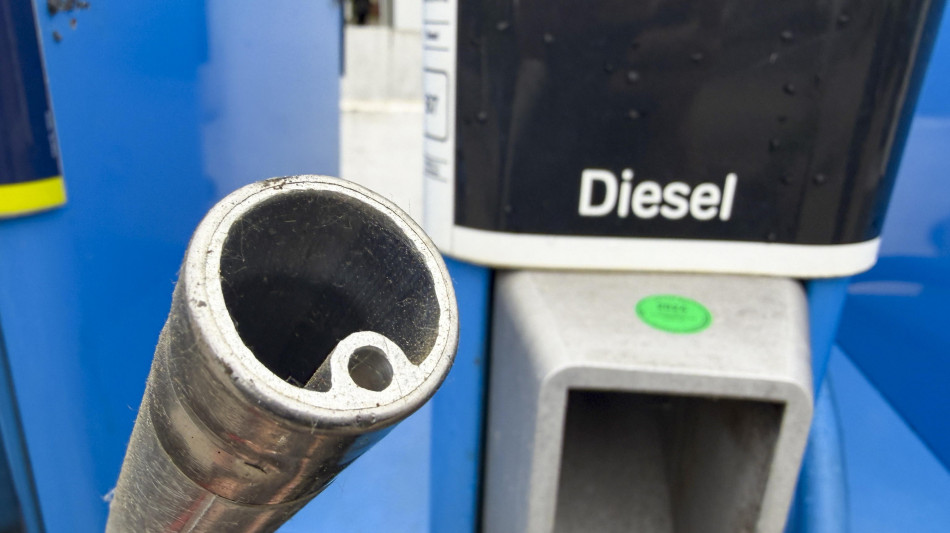 Unem, 'auto a benzina o gasolio resta pi&ugrave; conveniente dell'elettrica'