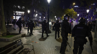 Polizia, 128 arresti e 15 agenti feriti per disordini a Barcellona