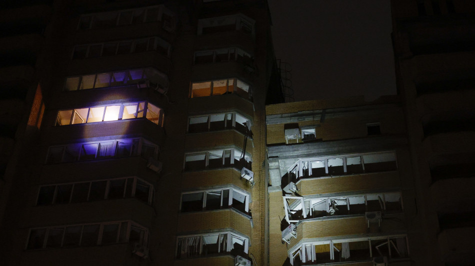 Kiev, 'la capitale senza luce e acqua, 20 palazzi colpiti'