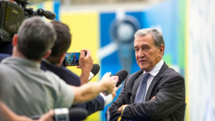 Parreira passa por traqueostomia e segue em estado grave, diz hospital