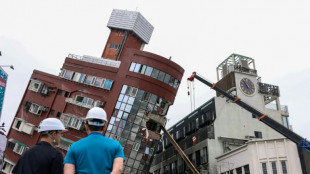 Ta&iuml;wan: des fleurs et de l'encens pour dire adieu au b&acirc;timent embl&eacute;matique du s&eacute;isme