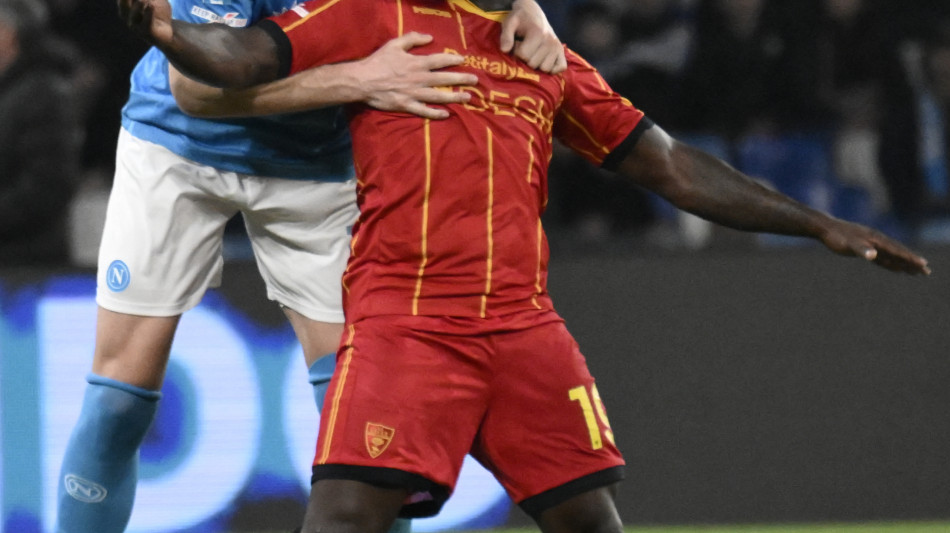 Napoli-Lecce, Banda a terra per malore, via in barella