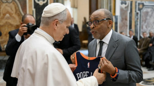 Audienz für Filmstars: US-Regisseur Spike Lee schenkt Papst Leo XIV. Basketballtrikot