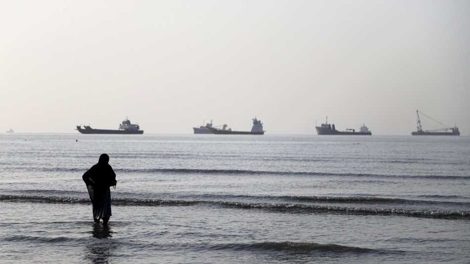 L'Iran annuncia la chiusura totale di Hormuz 'fino a nuovo ordine'
