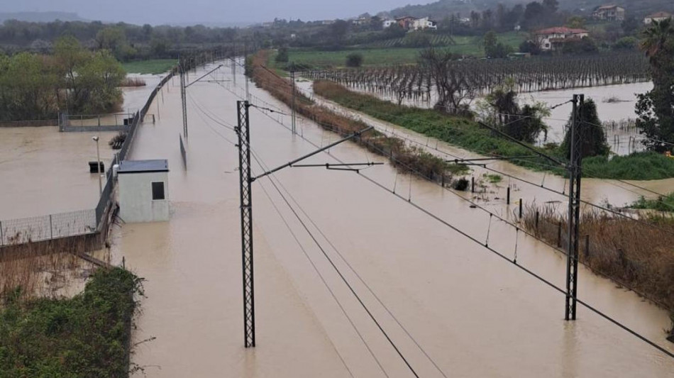 Esonda l'Osento, interrotta tratta ferroviaria Adriatica